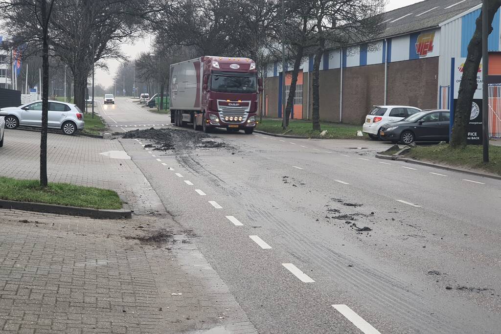 Vrachtwagen verliest lading grond