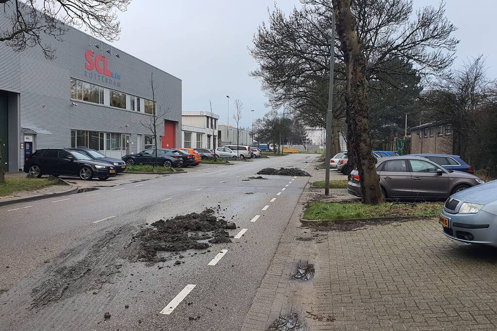 Vrachtwagen verliest lading grond