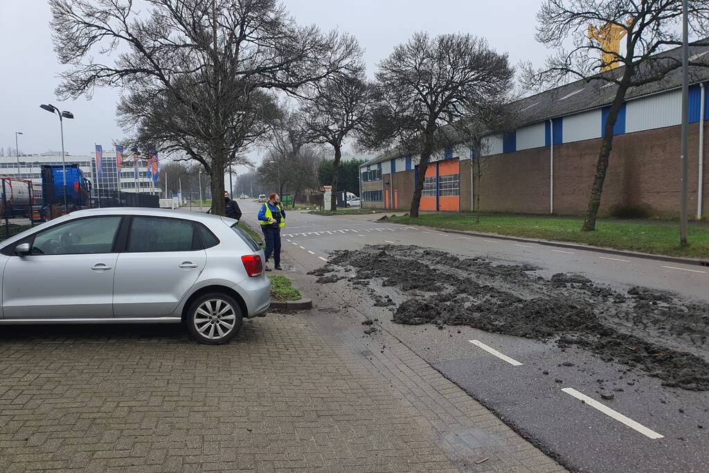 Vrachtwagen verliest lading grond