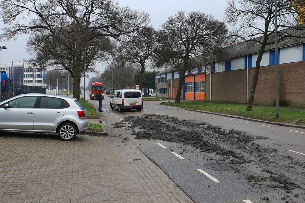 Vrachtwagen verliest lading grond