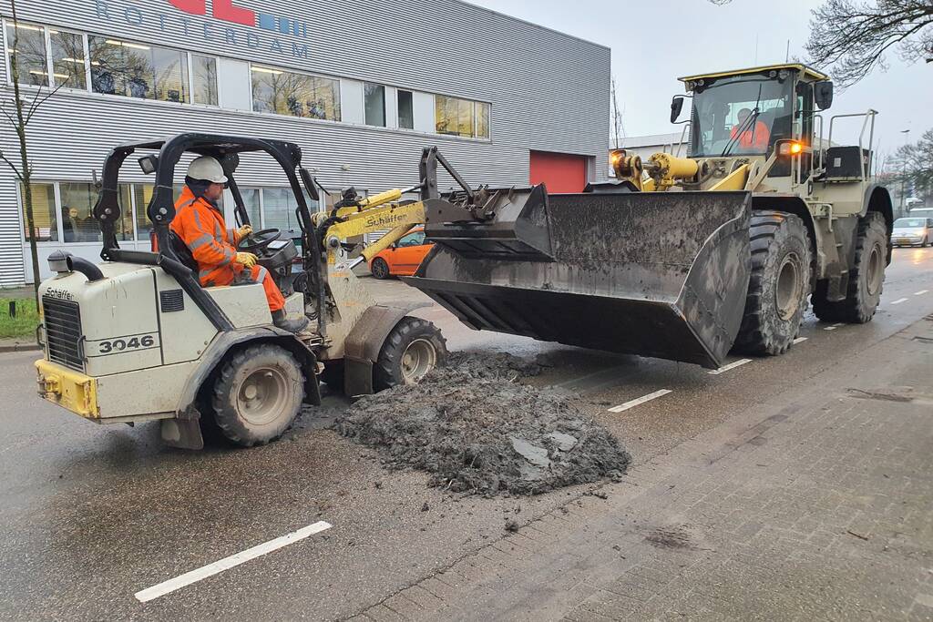 Vrachtwagen verliest lading grond