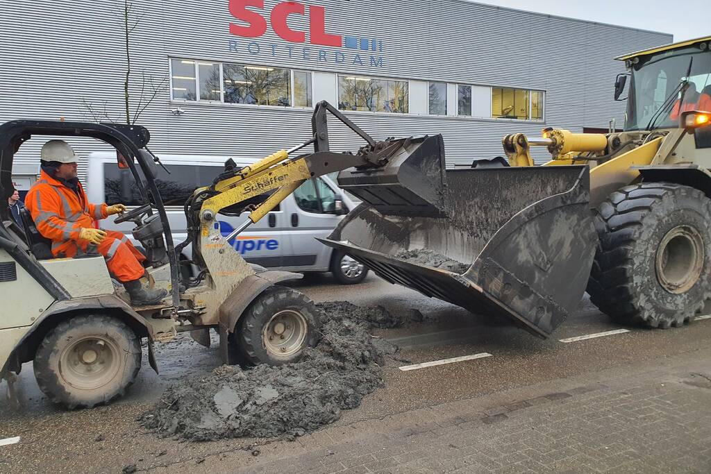 Vrachtwagen verliest lading grond