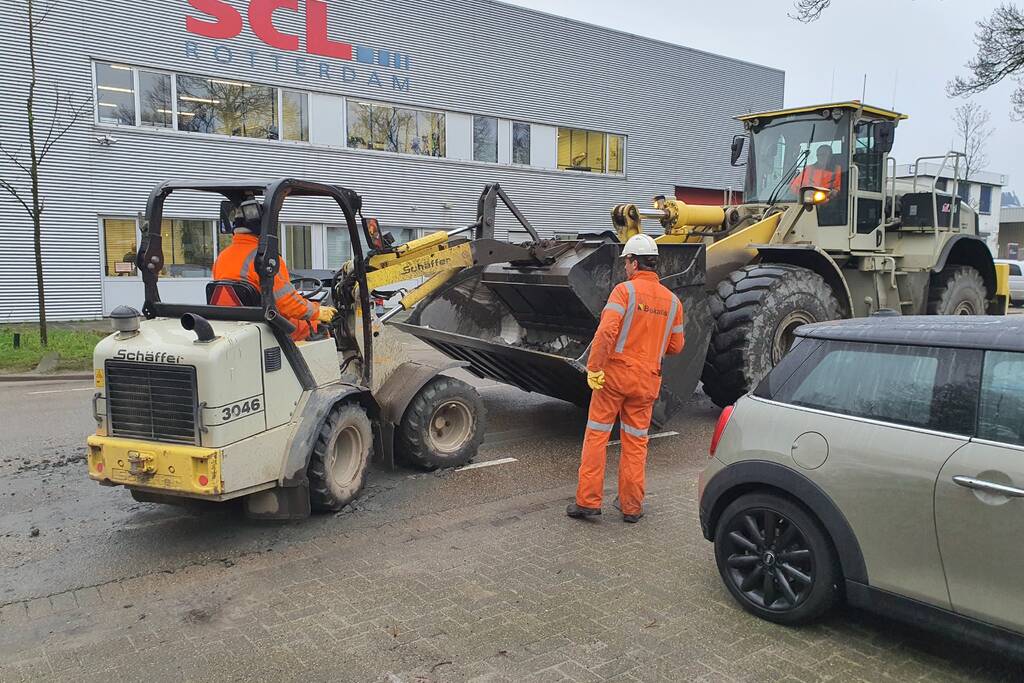 Vrachtwagen verliest lading grond