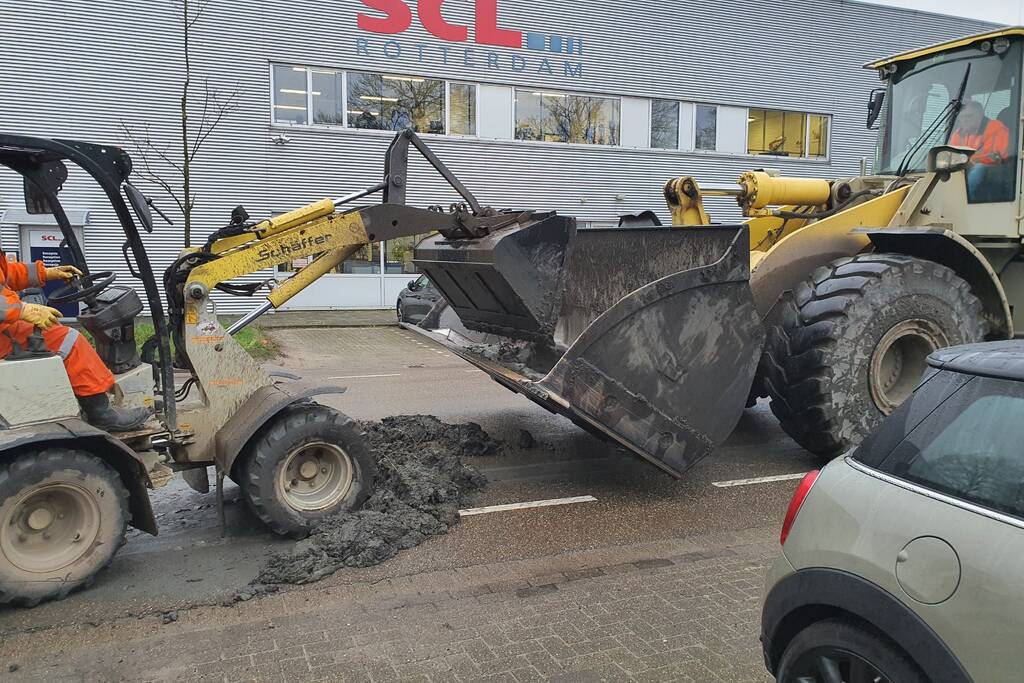 Vrachtwagen verliest lading grond