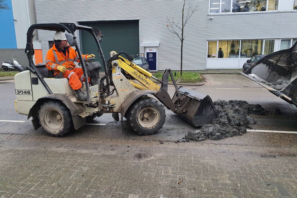 Vrachtwagen verliest lading grond