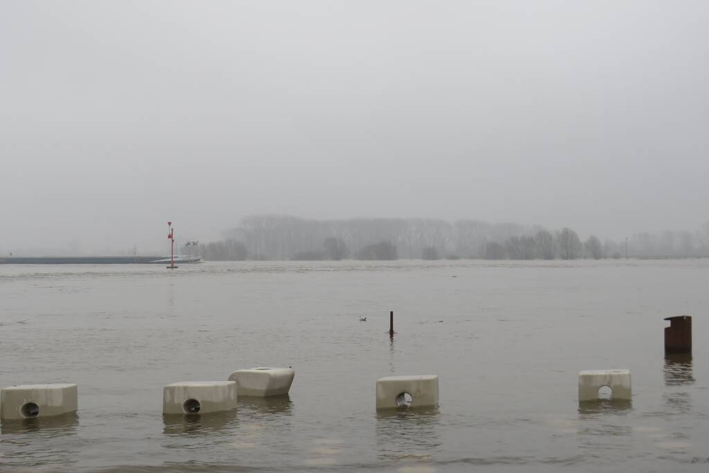 Water van De Waal komt steeds hoger