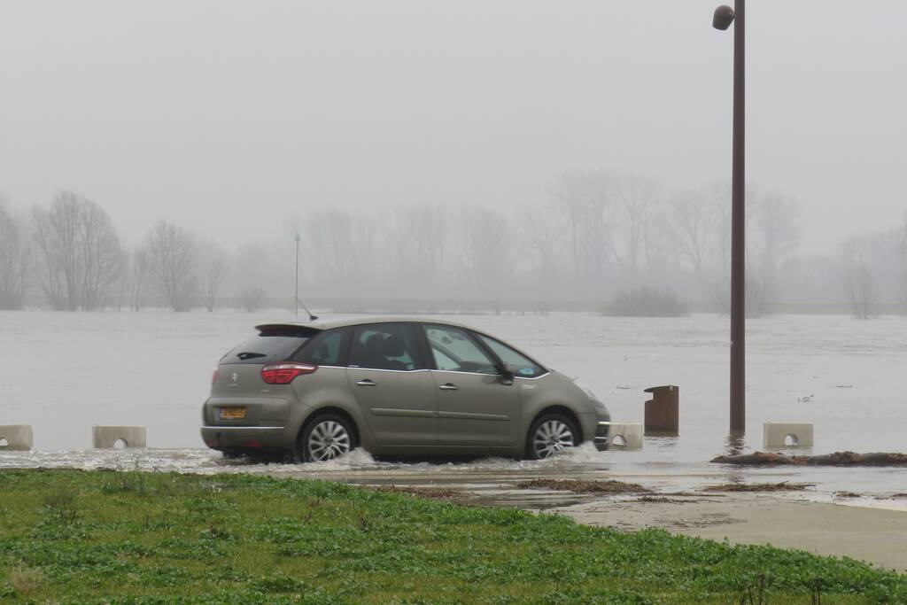 Water van De Waal komt steeds hoger