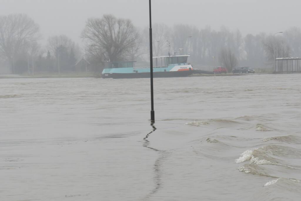 Water van De Waal komt steeds hoger