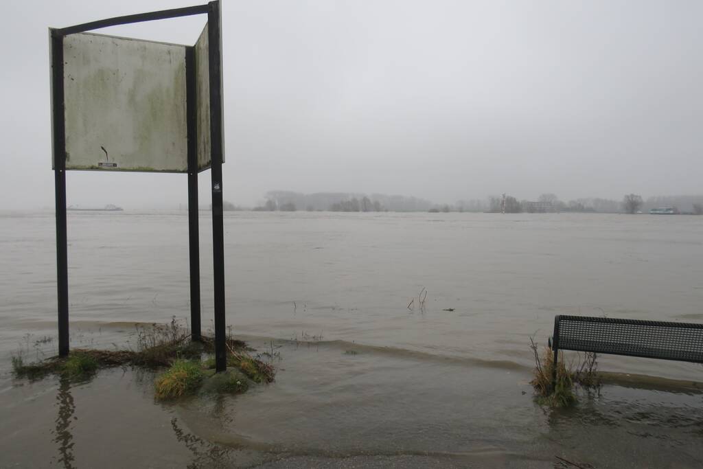 Water van De Waal komt steeds hoger