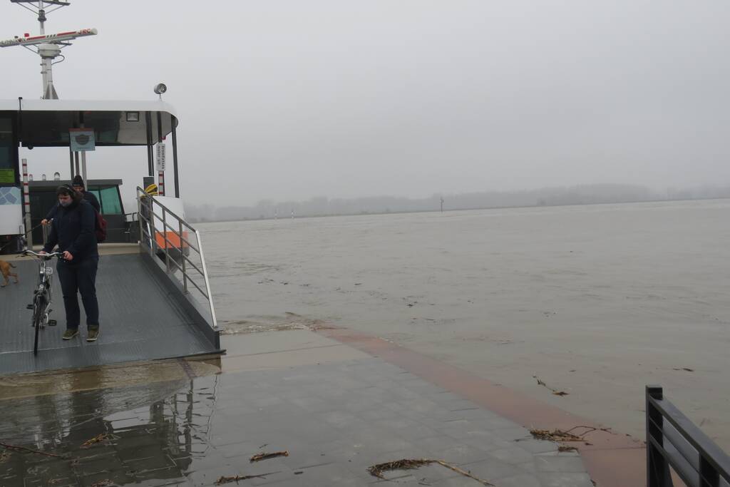 Water van De Waal komt steeds hoger