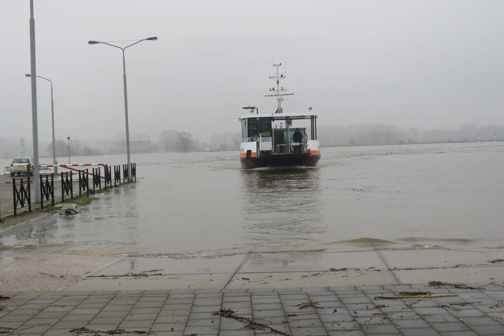 Water van De Waal komt steeds hoger