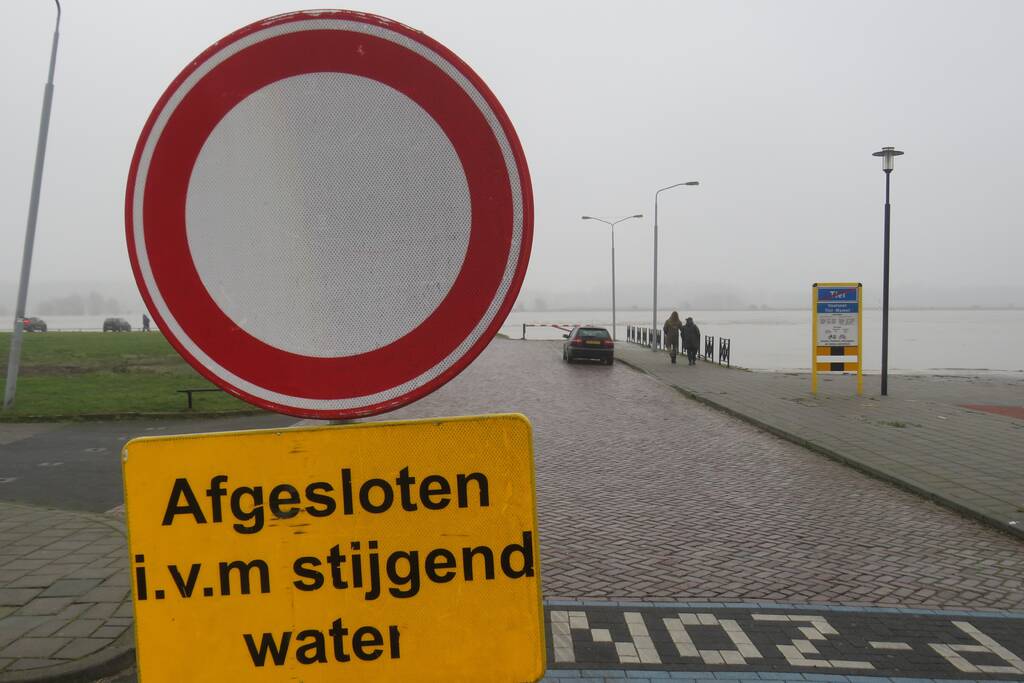 Water van De Waal komt steeds hoger