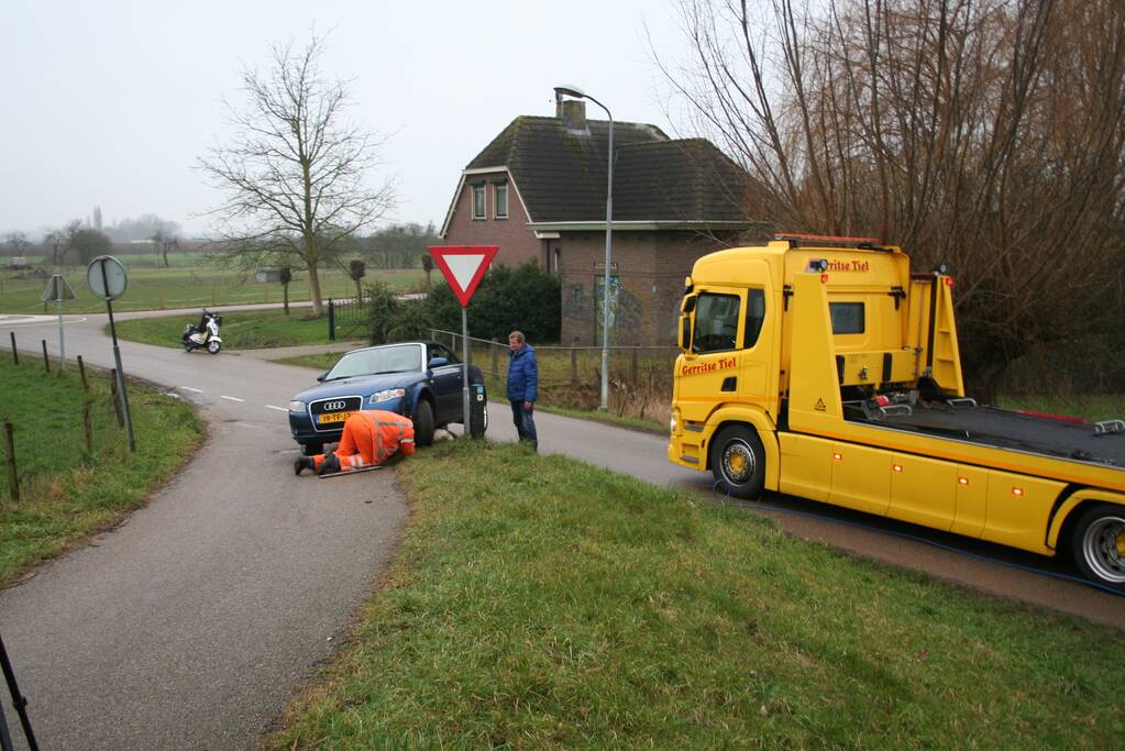 Automobilist rijdt auto vast op betonblok