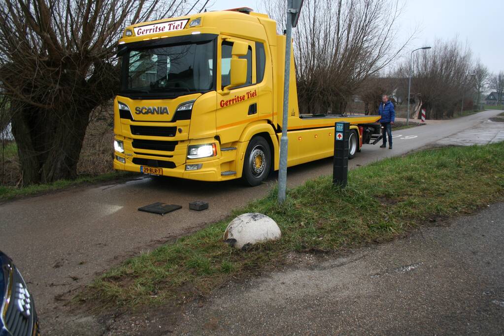 Automobilist rijdt auto vast op betonblok