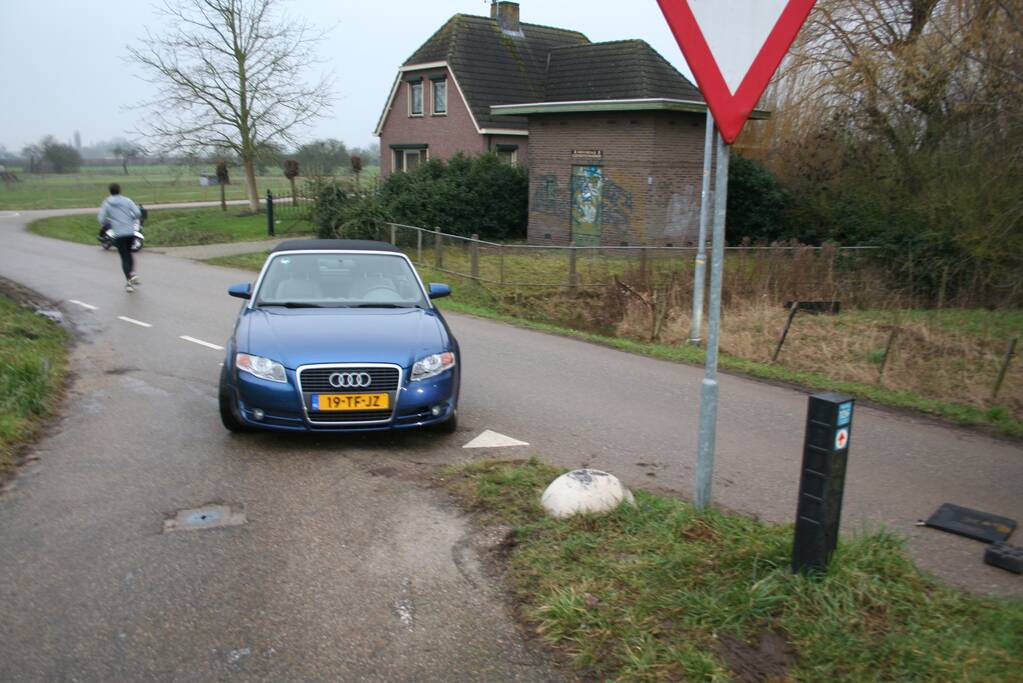 Automobilist rijdt auto vast op betonblok