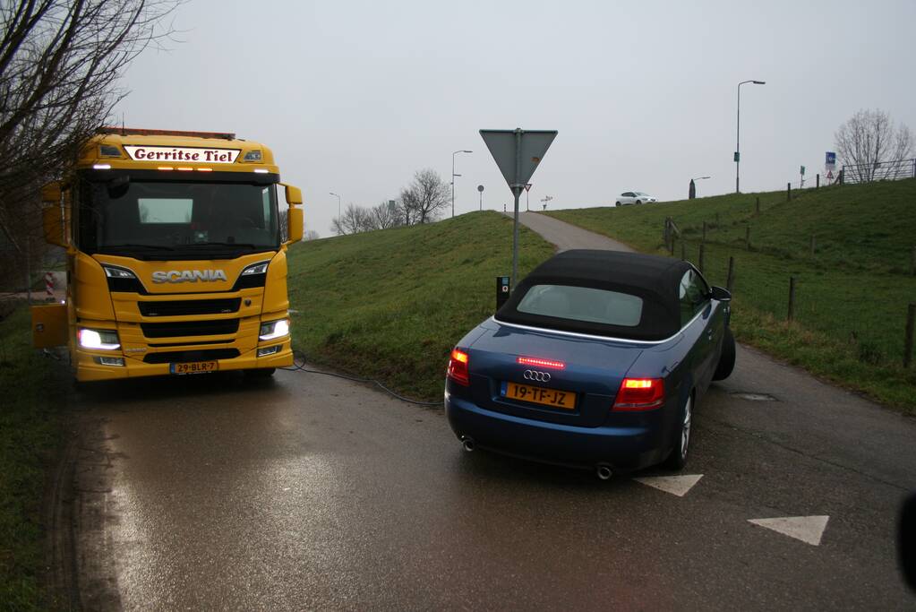 Automobilist rijdt auto vast op betonblok