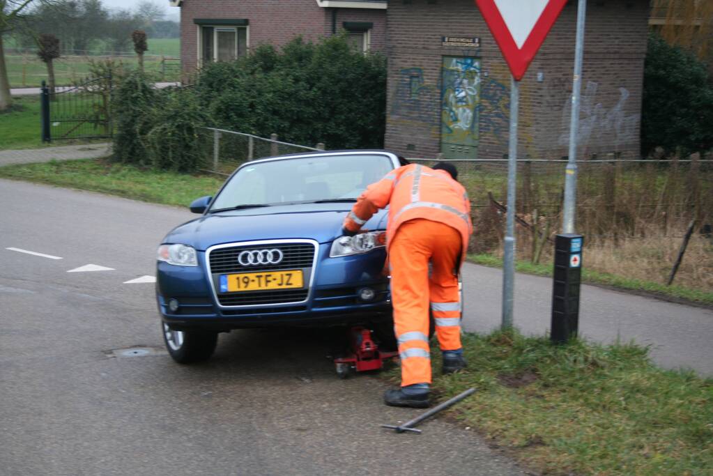 Automobilist rijdt auto vast op betonblok