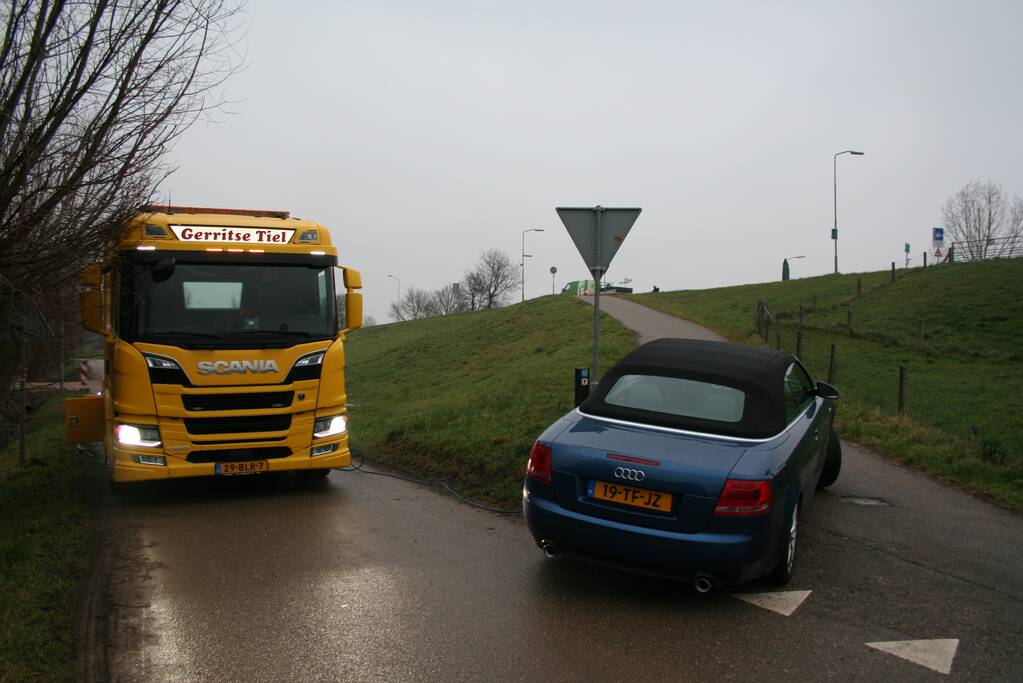 Automobilist rijdt auto vast op betonblok