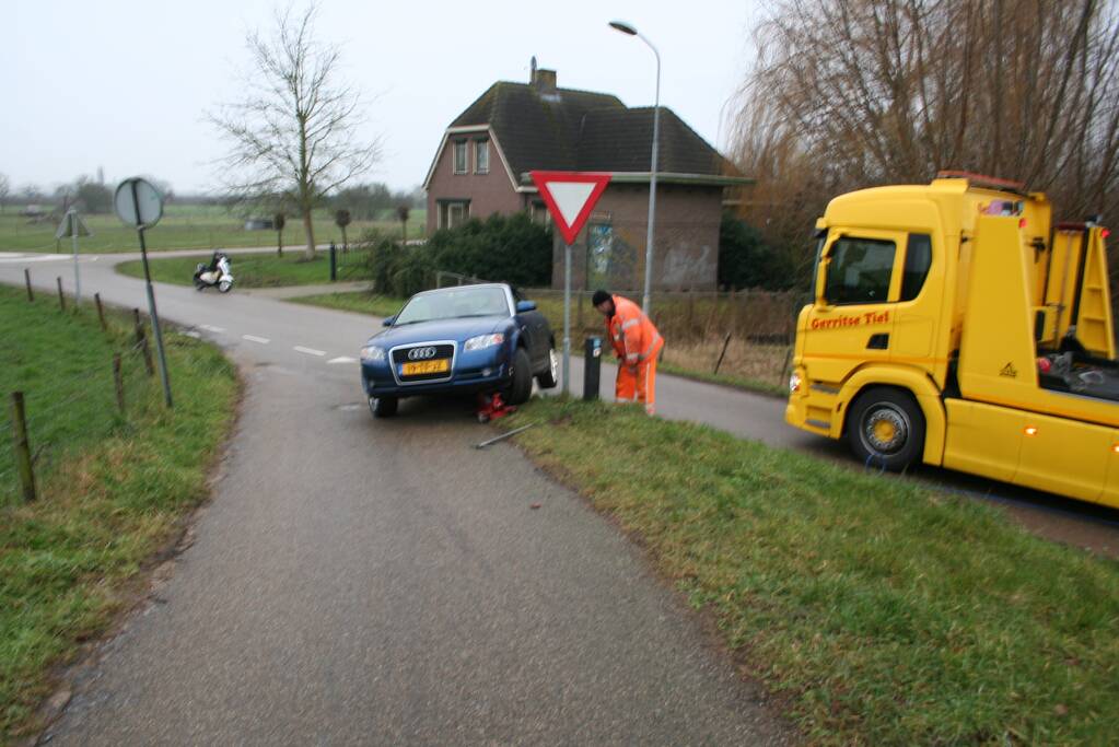 Automobilist rijdt auto vast op betonblok