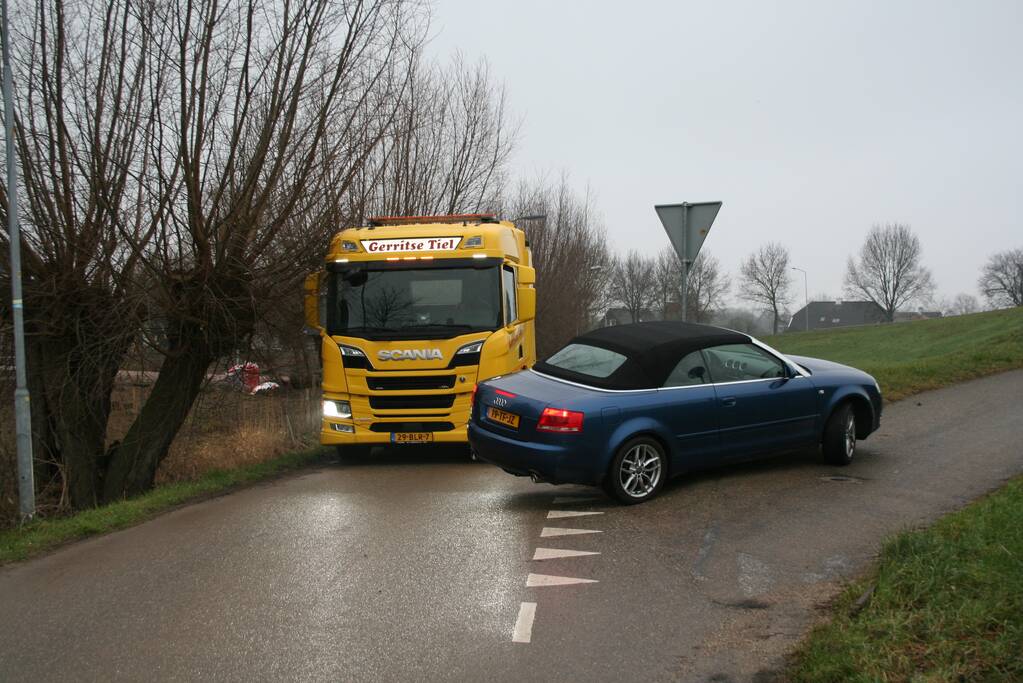 Automobilist rijdt auto vast op betonblok