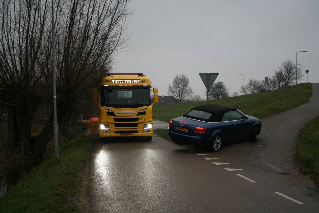 Automobilist rijdt auto vast op betonblok