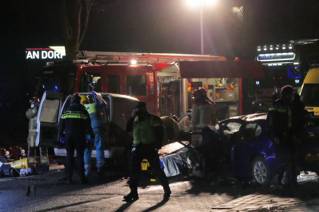 Twee personen gewond na frontale aanrijding