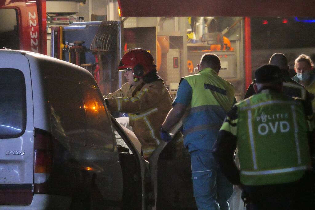 Twee personen gewond na frontale aanrijding