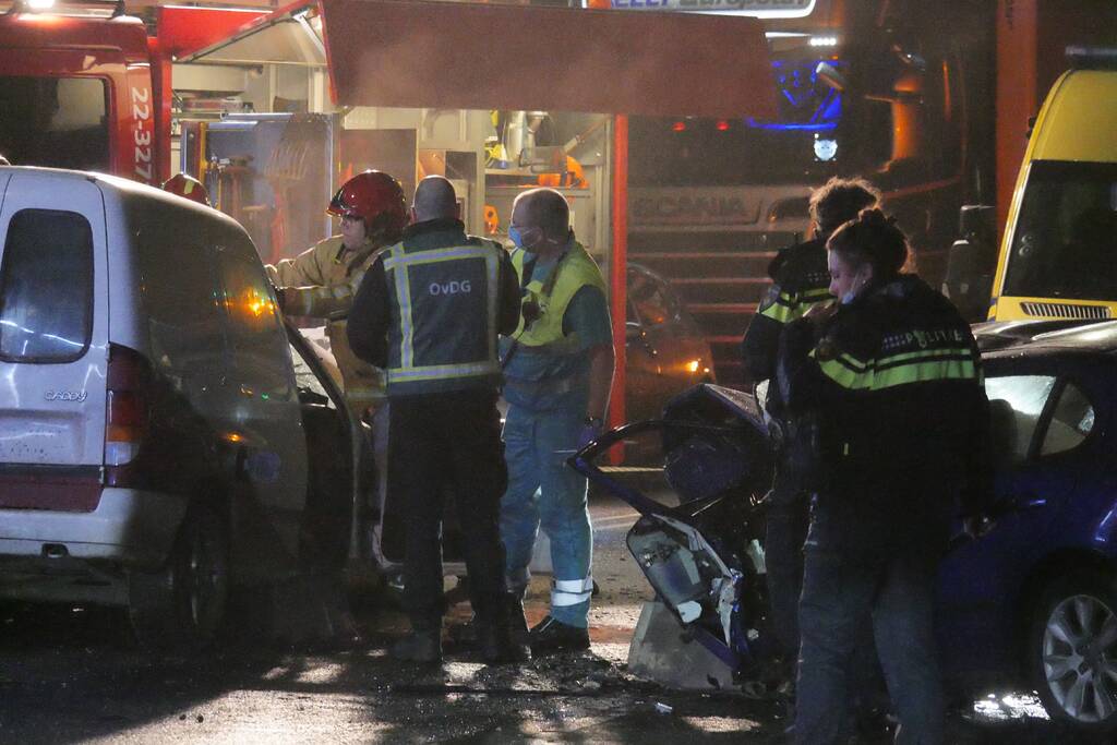 Twee personen gewond na frontale aanrijding