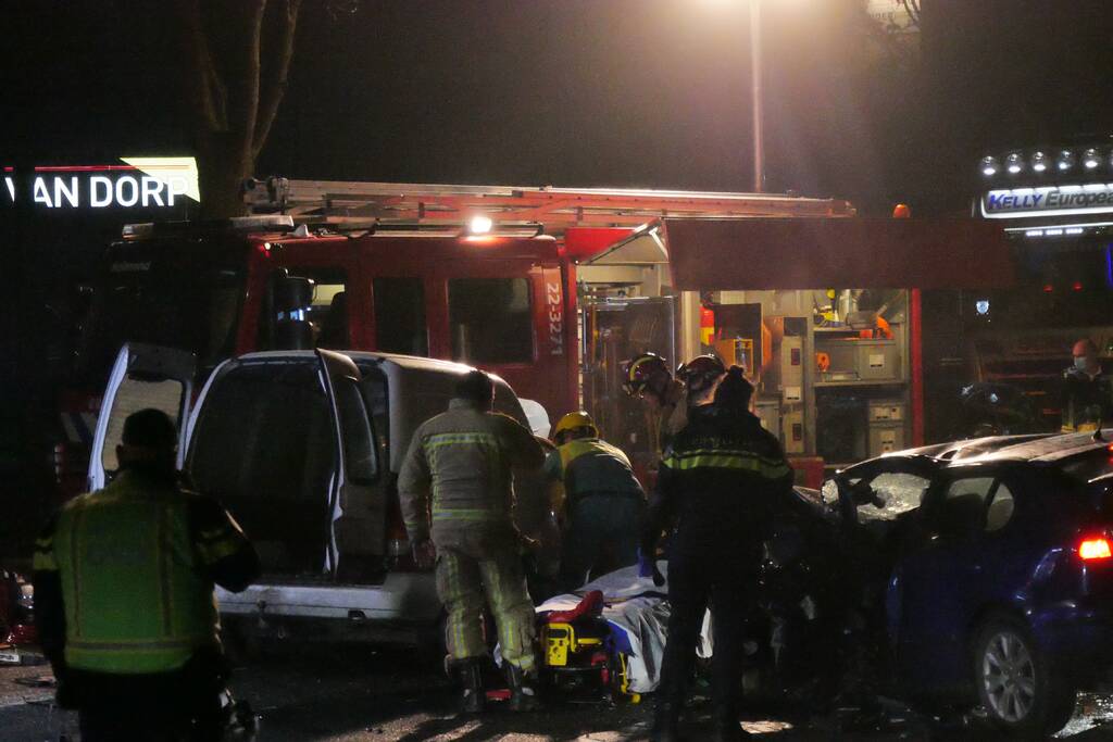 Twee personen gewond na frontale aanrijding