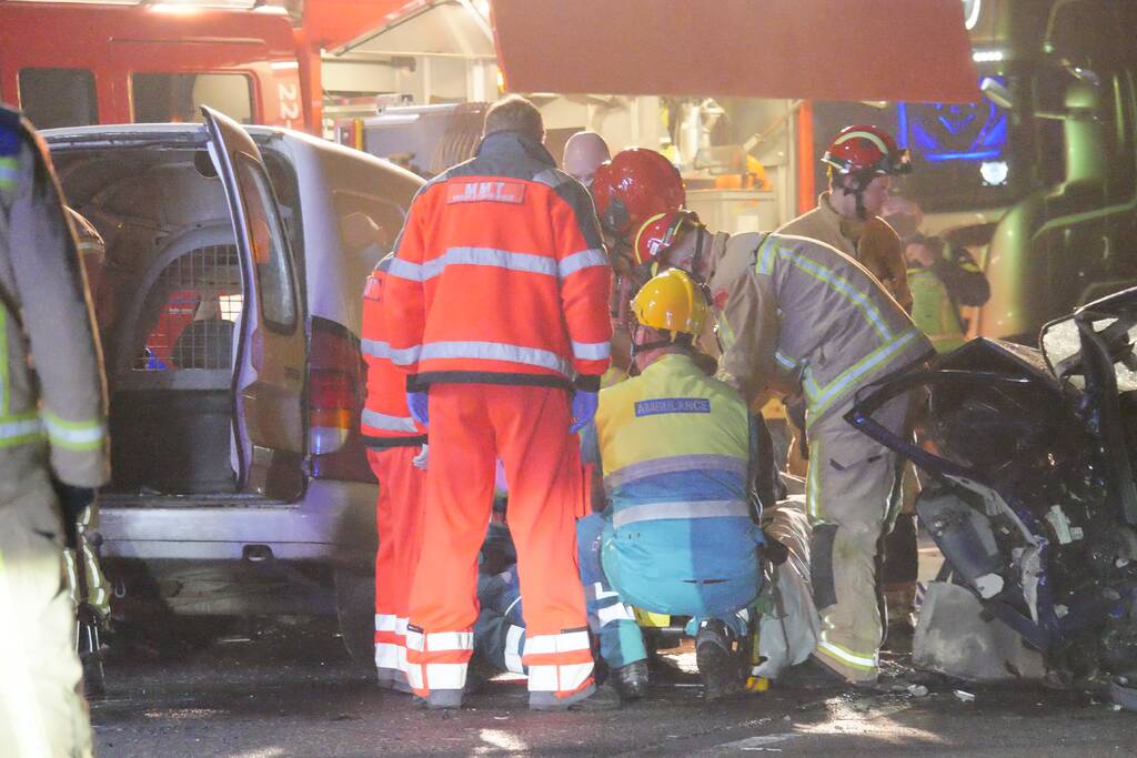 Twee personen gewond na frontale aanrijding