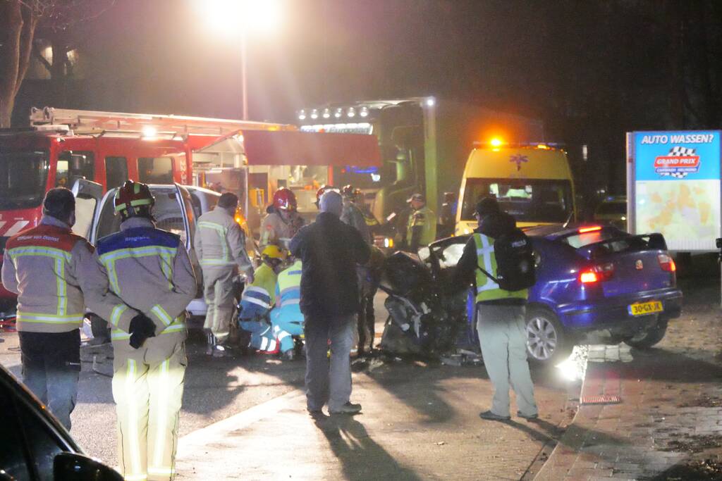 Twee personen gewond na frontale aanrijding