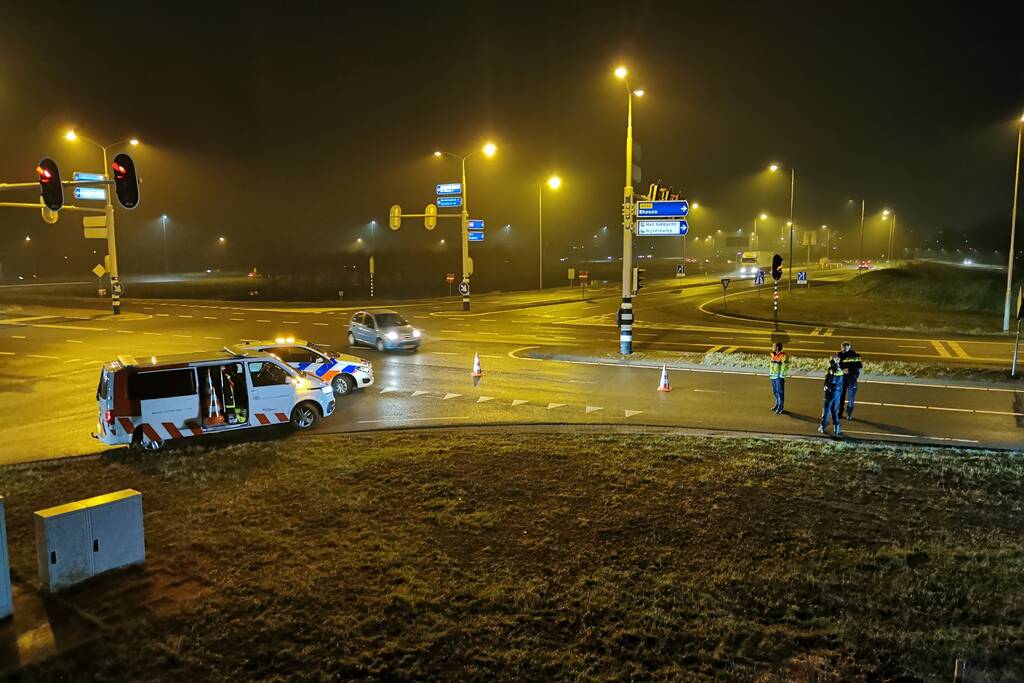 Lading van omgevallen trailer wordt opgeruimd