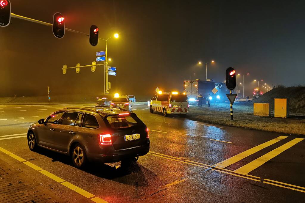 Lading van omgevallen trailer wordt opgeruimd