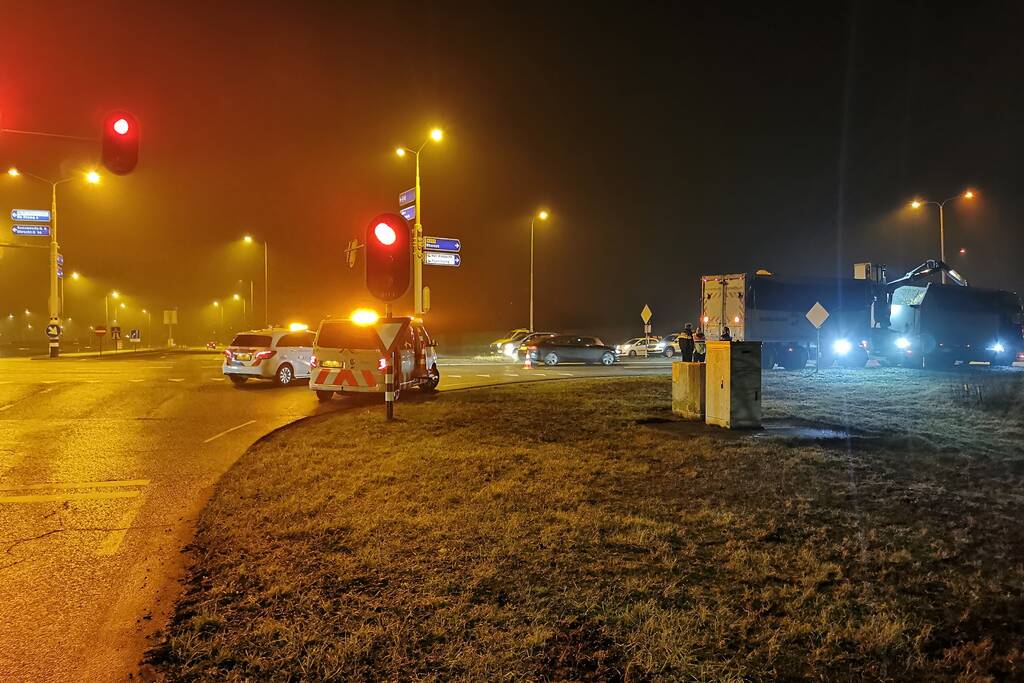 Lading van omgevallen trailer wordt opgeruimd