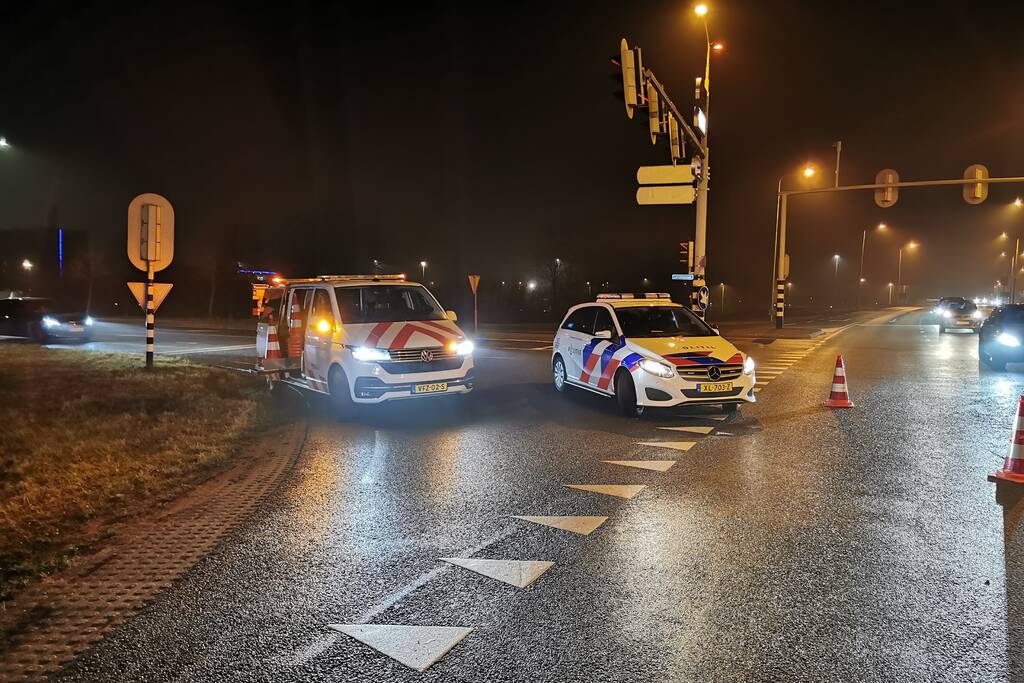 Lading van omgevallen trailer wordt opgeruimd