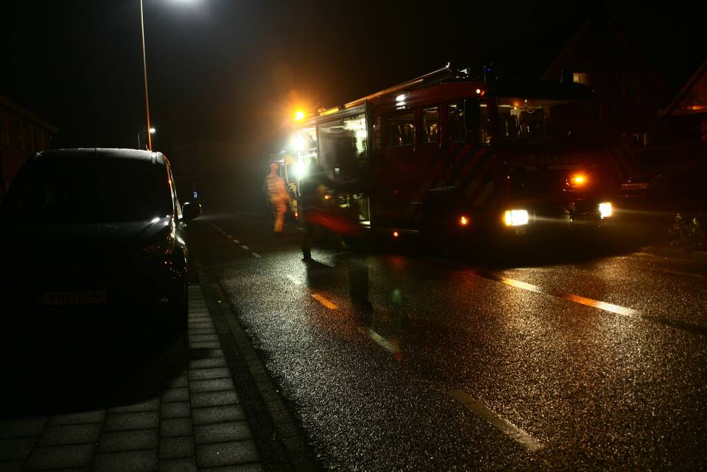 Brandweer haalt patiënt uit woning
