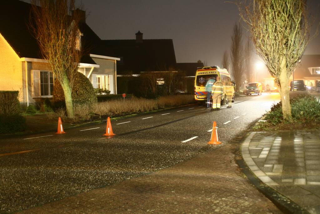 Brandweer haalt patiënt uit woning