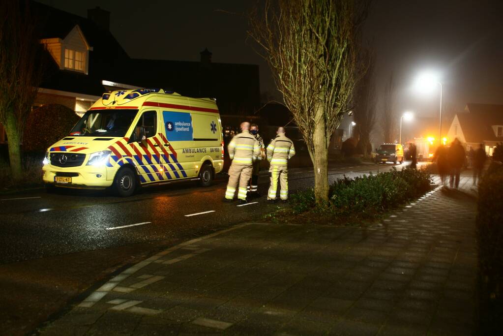 Brandweer haalt patiënt uit woning