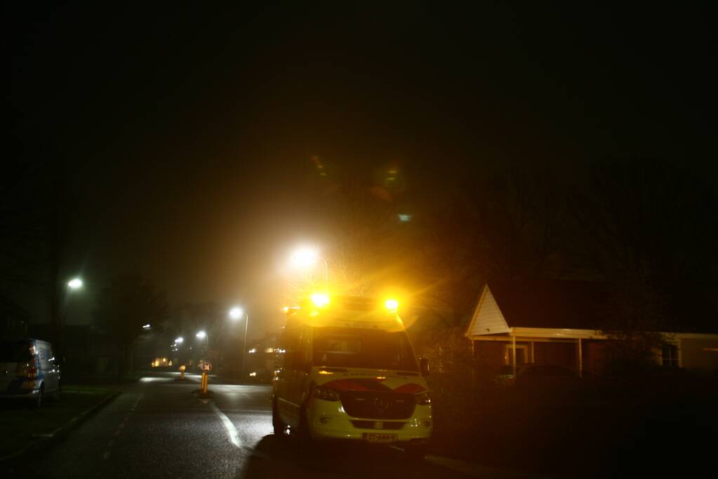 Brandweer haalt patiënt uit woning