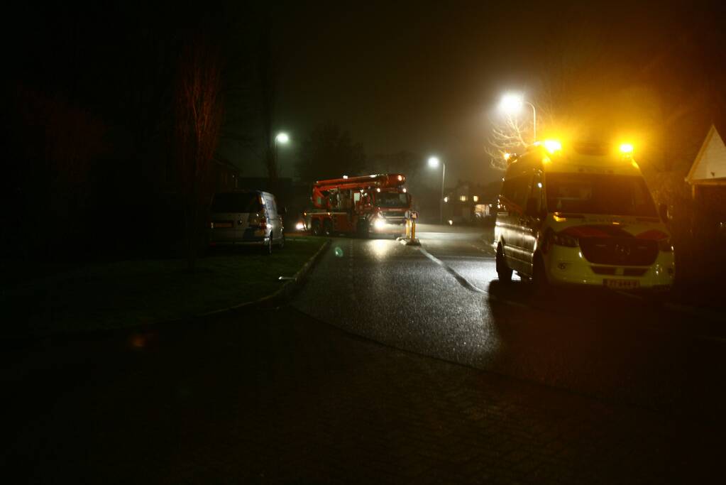 Brandweer haalt patiënt uit woning
