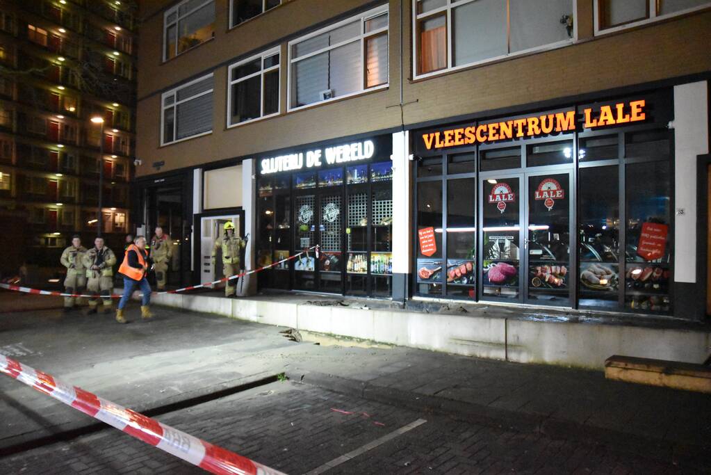 Kelders vol water na sinkhole in trottoir