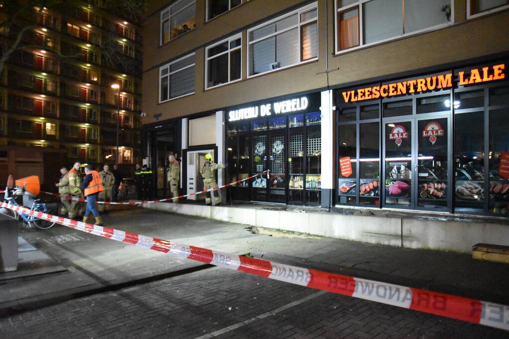 Kelders vol water na sinkhole in trottoir