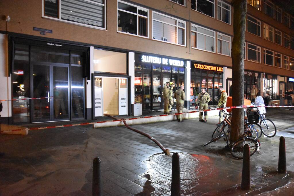 Kelders vol water na sinkhole in trottoir