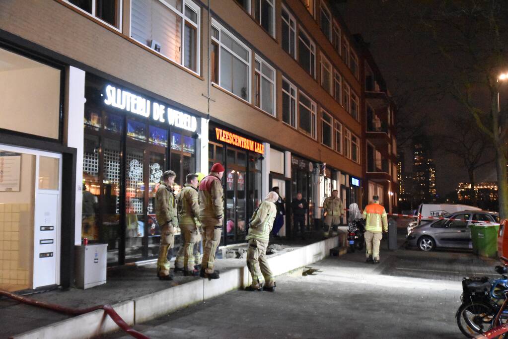 Kelders vol water na sinkhole in trottoir