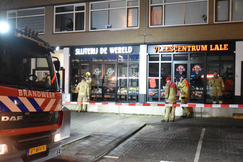 Kelders vol water na sinkhole in trottoir