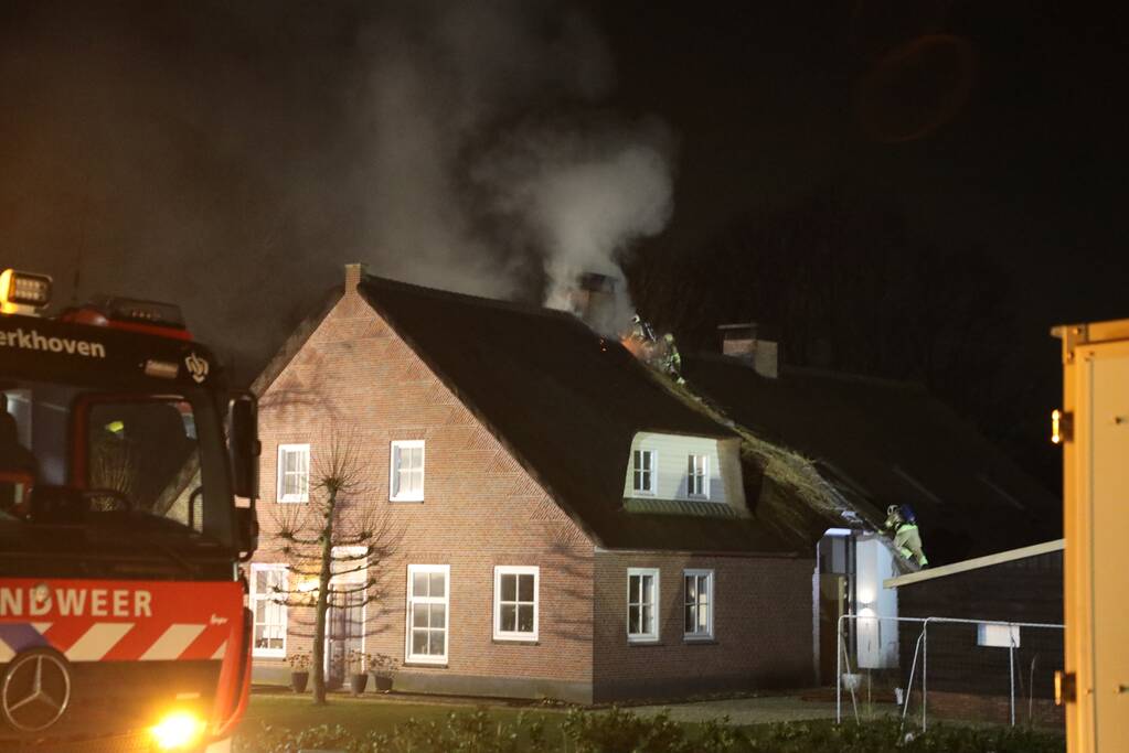 Brand in schoorsteen slaat over op rietenkap