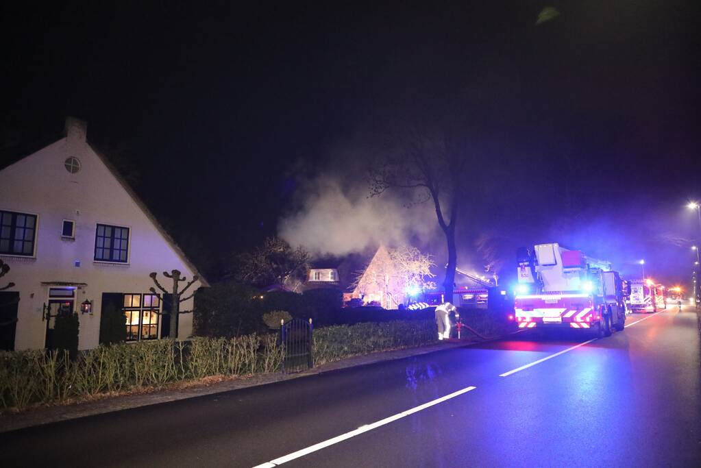 Brand in schoorsteen slaat over op rietenkap