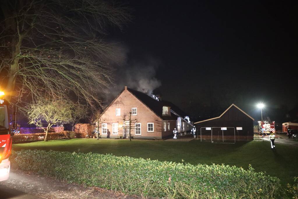 Brand in schoorsteen slaat over op rietenkap