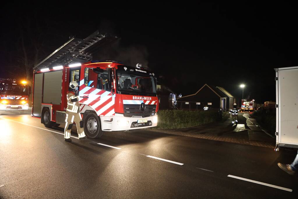 Brand in schoorsteen slaat over op rietenkap