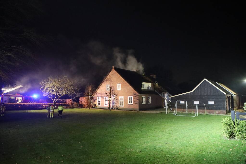 Brand in schoorsteen slaat over op rietenkap